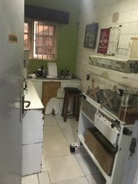 к слову об африканской модели медицины. приехал в рабочую командировку, компания повезла на драг-тест в мед. центр, неплохой по местным меркам. очень страшно было там какую нибудь епобень подцепить. место действия - Лагос, Нигерия