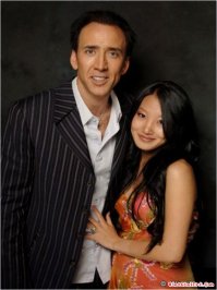 2. Николас Кейдж и его третья жена Элис, бывшая официантка из суши-ресторан. Ну и чем он недоволен? Просто привет с большого будуна