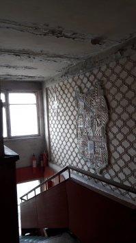 в 2016м. ездили в Абхазию. На двух машинах, две семьи.  Ехали по наводке знакомого в Алахадзы, это деревня.
Прошли границу быстро,  минут тридцать,  обратно  часа два выезжали, тормозили наши, пробка километра три до границы. На границе Абхазу паспорт показал и всё проезжай . А наши что делают) всех тормозят на нейтральной полосе и пускают по пять машин (я так понял чтоб на территории пробка не стояла) с досмотром как положено. Пассажиры пешком  а ты сумки подыми, что в коробках, двери открой,  чувствуешь себя как? Зачем тебе бамбук?? Короче минут двадцать.  В принципе  негатива не было, мы смотрели по сторонам  ,выходили ,  с кем-то там разговаривали, кондиционер работает ,никуда не торопились, так как ехали в Сочи, там ещё неделю жили.
Про Абхазию.  Приехали в Алахадзе часиков в 11 вечером, на адресе остановились  девочки пошли смотреть номера, мы у хозяина покупать вино. Девочки вернулись .. жена друга плачет, говорит помойка, не для этого мы сюда ехали. Вино забрали и поехали.  На этой же улице остановились у ларька чё-нить купить, там куча местных: кто такие? Мы: вот обломались, они: пойдём покажу.  Девочки опять на разведку всё устраивает!!!  Номер небольшой, свежий только построенный , двуспальная+полуторка, на стенке телевизор, на полу тумбочка, шкаф, кондиционер + одна розетка у кровати.1500 сутки. Сан узел в номере(с зеркалом и шкафчиком, ведро под мусор) в общем коридоре доска + утюг+ стиралка автомат., на заднем дворе верёвки для сушки. Вещи бросили на улицу выходим, там хозяин мангал развёл, ребята берите шашлык,  вот вам литр вина на пробу)) (шашлык оплатили вино в подарок)  Пока вино пробывали  прослушали инструктаж. В шторм на море не ходить! По ночам дальше ларька не ходить! Если где то просят оплатить стоянку, мол присмотрим. Оплати ты эти сто рублей!!  ПДД не нарушай!! Так и жили три недели, стоянку нигде не оплачивал, не подходили(но видел этих ребят).  На шторм собрались посмотреть  хозяин не пускал.. сына с нами отправил чтоб посмотрел за нами(мы же пьяненькие). На  оз. Рице были, в Афоне были,  в пещере были, на даче Сталина были. Напитки самодельные пили один раз, в день приезда.  Потом на рынок в Пицунду ездил раз в два дня, там берёшь вина заводского в бутылках  и всё.  Адаптации не было. Ни у нас ни у ребятишек.. Хз почему . Сок мандариновый каждый день.. да и ели всё подряд что растет..
По дорогам коровы везде шастают, куда не поешь.  Но это экзотика)) у нас нет коров. Да разруха, но и у нас этого тоже хватает.( фото приложу, коридор на работе)  Мы ехали туда на море., Море - было на высоте!!! Пляж чистый( хозяин говорил что перед сезоном , правительство всех выгнало на уборку,, субботник, до этого был срач)
Пс.
 Последние известия из этой страны не радуют,, но мы съездили хорошо, всем понравилось!