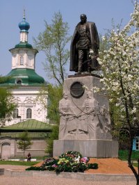 Не напоминает ситуацию с Колчаком?
Пох, что  кучу народа положил в Сибири, зато был известным мореплавателем- полярником и теперь ему за это памятники ставят?