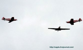 "На этом фото видно что второй самолет вот-вот врежется в обломки первого..." ТС, ты прежде чем такое постить, голову бы включил. Столкнулись два самолета, а у тебя один уже развалился, а второй "вот-вот вот в него врежется". 

Так что это ТРЕТИЙ самолет. А второй и первый перед столкновением вот: