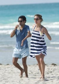 Жамель Деббуз (Ангел-А)
Жамель родился полноценным ребёнком. Но в 13 лет его настигло несчастье. Однажды они с другом переходили через железнодорожные пути на станции Траппе и за разговорами не заметили быстро несущийся поезд. В результате Жамель лишился правой руки.
Точнее он её повредил и она перестал развиваться. В основном он прикрывает руку или держит в кармане.