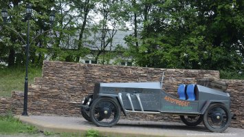 Вот забыли машинку, стоит на въезде...