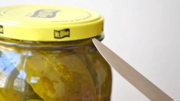 Любая крышка банки легко открывается, если её немного отжать, вот так вот, чтобы воздух зашёл в банку:) По технологии открытия пивной бутылки.