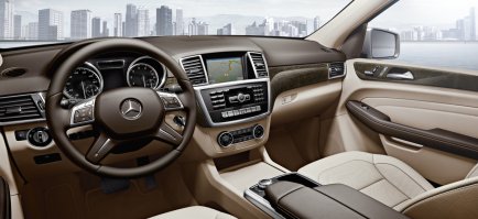 Все это дизайн. Значение которого - быть в чем-то уникальным. Автомобилестроители берут на вооружение так-же и лишними, иногда самыми абсурдными линиями.
У меня есть свой мерс ( mercedes gl 350 4matic ). Так мне достаточно было его обтянуть кожей. Этого мне хватило. А некоторым подавай, как говорят, побольше стразиков.