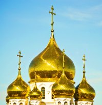 Купола в России кроют чистым золотом  
Чтобы чаще Господь замечал.