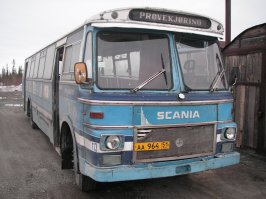 А у меня другая ностальгия: конкретно один любимый автобус, на котором часто ездил :)
Где-то с конца 90-х на начало 2000-х по маршруту 228 "Кировск - Апатиты - Ковдор" ходил синий автобус Scania, очень похожий (насколько я помню) на автобусы с прилагаемых картинок, только он как-то немного посвежее был, вроде (думаю, год его выпуска был позже, чем у автобусов с картинок). Ну и разумеется, он был пассажирским и рейсовым, в отличие от автобуса с картинки  1, а также имел нормальные одинарные рейсовые сиденья, а не маршрутные, с поручнями, как в автобусах на картинках  2 и  3 и в этом посте в ЛиАЗах (плюс полки над головами для ручной клади и вроде занавески на окнах). На одном из его бортов скорее всего была надпись TROMSBUSS, а пассажирская дверь располагалась также, как и на картинках, за передней осью. Ещё запомнился чёрный дермантин в крупную клетку, которым был закрыт короб мотора в салоне. Спросить тогда модель у водителя я, конечно же, постеснялся. А теперь не могу найти.. Похожих много, но именно такую модель, чтобы прямо увидеть и понять, что вот он, тот самый, найти не могу.