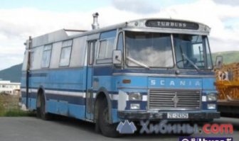 А у меня другая ностальгия: конкретно один любимый автобус, на котором часто ездил :)
Где-то с конца 90-х на начало 2000-х по маршруту 228 "Кировск - Апатиты - Ковдор" ходил синий автобус Scania, очень похожий (насколько я помню) на автобусы с прилагаемых картинок, только он как-то немного посвежее был, вроде (думаю, год его выпуска был позже, чем у автобусов с картинок). Ну и разумеется, он был пассажирским и рейсовым, в отличие от автобуса с картинки  1, а также имел нормальные одинарные рейсовые сиденья, а не маршрутные, с поручнями, как в автобусах на картинках  2 и  3 и в этом посте в ЛиАЗах (плюс полки над головами для ручной клади и вроде занавески на окнах). На одном из его бортов скорее всего была надпись TROMSBUSS, а пассажирская дверь располагалась также, как и на картинках, за передней осью. Ещё запомнился чёрный дермантин в крупную клетку, которым был закрыт короб мотора в салоне. Спросить тогда модель у водителя я, конечно же, постеснялся. А теперь не могу найти.. Похожих много, но именно такую модель, чтобы прямо увидеть и понять, что вот он, тот самый, найти не могу.