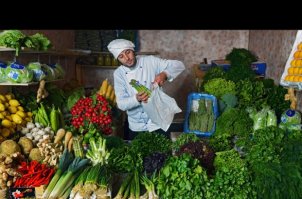 Этот художник публикует в Instagram модные наряды из продуктов