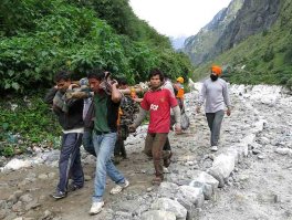 немного добавлю про экзотику. 2013 год. Гималаи (Индия). Сошли сильные селевые потоки, разрушено много дорог.  Несколько населенных пунктов остались " отрезанными от мира". А если в них до природных катаклизмов приехал на машине, то как обратно выбраться вместе с машиной?  По-индийски! Разобрать машину на запчасти, погрузить на носильщиков и тащить километров 30 на себе.