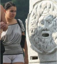 Иногда смотришь на таких дам и думаешь, что это специальный приём говорящий "А знаете, что у меня там - пи.зда, ПИ.ЗДА-АА!!!". Ничем другим я это подтягивание до ушей трусов и шорт на лысой пи.зде объяснить не могу. Чтобы самой не выглядеть стрёмно в мокром купальнике и не вызывать такой реакции, как у барельефа, я на причинном месте оставляю небольшой "клок", который синхронизирует половые губы и не превращает их в верблюжье копыто.