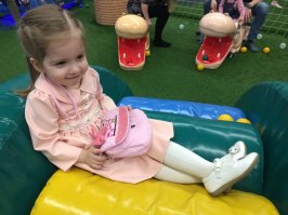 ребята, у меня теща всю жизнь на дому шьет по бурде всяким теткам незнакомым платья, юбки и прочее. 3 года назад у нас родилась дочка, вот, когда остаются куски от заказчиков, она такое творит, ну молодец. Хотя это ......теща. вот пару