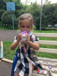 ребята, у меня теща всю жизнь на дому шьет по бурде всяким теткам незнакомым платья, юбки и прочее. 3 года назад у нас родилась дочка, вот, когда остаются куски от заказчиков, она такое творит, ну молодец. Хотя это ......теща. вот пару