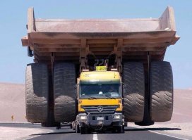 Я всегда  думал что это карьерный грузовичок))