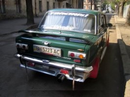 у нас один мужик, из соседнего дома, такой же хренью страдает, только у него ланос
полосы, лампочки, наклейки, надписи, накладки "хром", три антенны, "гудок", естественно, пиликает... сам, вроде, не цыган, не понятно откуда у человека тяга к такому "бохатству"