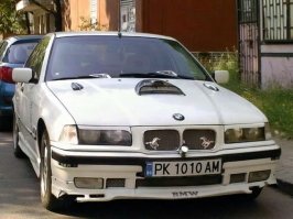 у нас один мужик, из соседнего дома, такой же хренью страдает, только у него ланос
полосы, лампочки, наклейки, надписи, накладки "хром", три антенны, "гудок", естественно, пиликает... сам, вроде, не цыган, не понятно откуда у человека тяга к такому "бохатству"