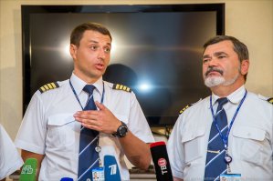 А давайте вспомним героическую посадку пилота Константина Парикожа и Дмитрия Алкеева, когда они с полными баками посадили Boeng 777 в Доминикане, плюс один двигатель загорелся. Только благодаря экипажу самолет благополучно приземлился, и все кто находился на борту не пострадали, а на борту было практически 400 человек. 
Вот настоящие асы. Честь Вам и хвала. Герои!!!!!