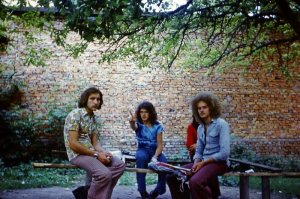 Парня, сидящего справа, знал лично. Звали его Валентин, он москвич, мотался по всему Союзу, Львов, Прибалтика. Действительно хипповал, постоянно на препаратах, расширяющих сознание... Давно уже умер.