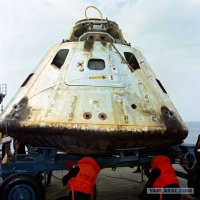 Нет, не та последовательность. Сначала любители  "лунного заговора" приводят нелепые аргументы: про флаг, прыжки, тени, отсутствие звезд, расплавившуюся пленку, отсутствие кратера... блестящий в лучах солнца спускаемый аппарат, без следов гари и т.п. шелуху, а уж потом, как вы выразились, "специалисты" срывающие покровы с теории заговора вынуждены давать ответы на эти "самые легкие вопросы".  Вот конкретно на ваш вопрос ответ - аэродинамика. Достаточно беглого взгляда на фото, чтобы понять, что спускаемые аппараты разной формы, и если у советского аппарата,  при вхождении в плотные слои атмосферы трению о воздух подвергается большая часть поверхности, то у американского только нижняя его часть.