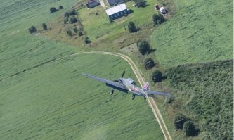 Фото отличные, атмосферные. А это (прилагаю) смотрится, как из "прошлой жизни", как будто на боевом курсе. Ил-2 - песня! Ваш Владимир Евгеньевич, наверное, весь полет с ним разговаривал и с теми, кто на нем летал.
У меня вопрос - что за техника ИАР. Можно фото?