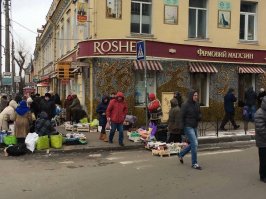 2017. Киев. Подол. Блеск и нищета. Магазин "Рошен" и выживающие пенсионеры
Ничего не изменилось