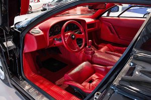 при скорости 300 эта "гузка" в сидении сжимается с такой силой, что можно шляпки у гвоздей откусывать