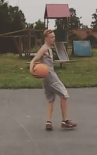 "Легко и без усилий - так тренируются баскетболисты"

Свисток арбитра - пронос мяча.