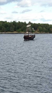 6 числа плыл на пароме  Романтика  из Стокгольма в Ригу.