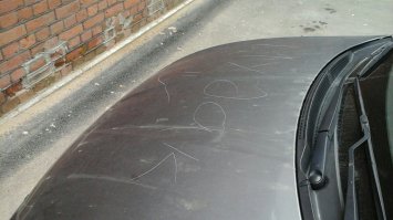 Даже смайлик выцарапала :)