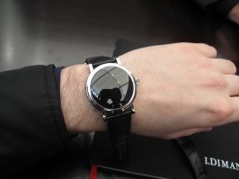 Дополню

Сквозь стекло действительно нифига не видно. Совсем. Ни под каким углом. Спереди нет ни стрелок, ни турбийона. На стрелки конечно никто уже не надеялся, но что удивительно, турбийона нет и сзади  Он внутри. И взглянуть на него нет никакой возможности. Маэстро Хальдиман сказал, что это философские часы. Ты смотришь на них и в отражении видишь себя