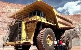 А нехер использовать технику не по назначению да ещё и перегружать! Это шоссейный автомобиль. Карьерный самосвал выглядет так (ещё бы на верблюдах и на собаках возили бы камень из карьера).