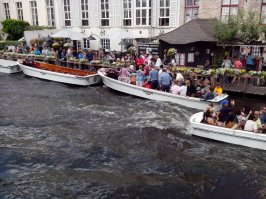 Я не знаю, когда автор приезжал в этот городишко, но я там был два месяца назад. Думал провести там хотя бы пол-дня, но сбежал уже через 2 часа. Кстати Гент, в который я сбежал, мне понравился гораздо больше - он живее, и не такой лубочно-туристический.
Таких толп туристов как в Брюгге я не видел ни в Париже, ни в Риме.
Если выбыли в Риге или Бремене, то в Брюгге можно вообще не ехать - то же самое, просто раза в три больше.
В Брюгге ехать нужно поздней осенью или вообще зимой, тогда там точно никого не будет и можно будет проникнуться атмосферой, которая, уверен, там есть.
А летом там просто туристический ад.
