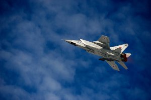 Добавлю свои фотографии МиГ-31, "Сокол", Пермь.
А по поводу шума скажу - лучше  слушать шум двигателей наших МиГов и Сушек, чем F-16.