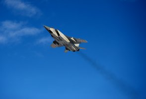 Добавлю свои фотографии МиГ-31, "Сокол", Пермь.
А по поводу шума скажу - лучше  слушать шум двигателей наших МиГов и Сушек, чем F-16.