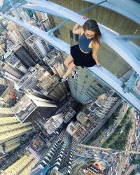 Интересно было бы другое.Посмотреть как девушка летит вниз ,махая руками и ногами.