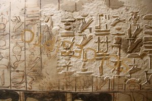 Небольшая поправка к последнему снимку, а то из-за искажения восприятия теней создается ошибочное впечатление:

Хоремхеб, фараон Нового Царства, умер раньше, чем были закончены росписи в его гробнице. На некоторых стенах мы видим черновые наброски иероглифов красной краской на оштукатуренной поверхности стены. Далее художником (писцом, архитектором) рангом повыше (предположение) была более точная коррекция рисунков, но уже черным цветом.

Тут же мы видим следующий этап в виде выборки грунтовки. Таким образом, что в финале мы имеем удивительные объемные надписи. Гробница Хоремхеба [KV57] считается одной из самых красиво расписанных.