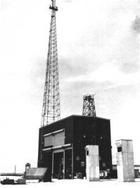 Автору - идеи термоядерного заряда придумал Теллер, а схема почему то называется Теллера-Улама!



Ключевой момент современной схемы - "радиационную имплозию" придуман Клаусом Фуксом и Джоном фон Нейманом



При всем первенстве идей американских ученых - первое термоядерное устройство США было абсолютно не транспортабельным. Это был почти ДОМ.



При этом первая реализация термоядерной реакции с использованием дейтерида лития-6 (твердого вещества, а не жидкого изотопа водорода) в качестве основного топлива для взрыва принадлежит советским ученым.

И в конце концов почему ни чего не сказано про РДС-6с - первой в мире водородная бомба, пригодная к практическому военному применению. Работавшая по схеме "слойка".
Пусть это схема имела ограничение по мощности и создавала очень сильное радиоактивное заражение. Тем не менее первая!



Вид Ivy Mike - первого американского термоядерного устройства (10 МТ)