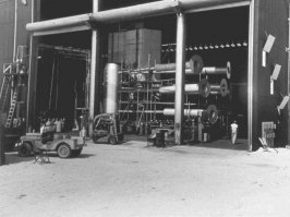 Автору - идеи термоядерного заряда придумал Теллер, а схема почему то называется Теллера-Улама!



Ключевой момент современной схемы - "радиационную имплозию" придуман Клаусом Фуксом и Джоном фон Нейманом



При всем первенстве идей американских ученых - первое термоядерное устройство США было абсолютно не транспортабельным. Это был почти ДОМ.



При этом первая реализация термоядерной реакции с использованием дейтерида лития-6 (твердого вещества, а не жидкого изотопа водорода) в качестве основного топлива для взрыва принадлежит советским ученым.

И в конце концов почему ни чего не сказано про РДС-6с - первой в мире водородная бомба, пригодная к практическому военному применению. Работавшая по схеме "слойка".
Пусть это схема имела ограничение по мощности и создавала очень сильное радиоактивное заражение. Тем не менее первая!



Вид Ivy Mike - первого американского термоядерного устройства (10 МТ)