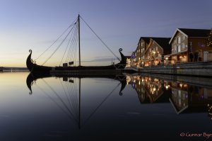 Каждое лето можно видеть копии драккаров в норвежском Тёнсберге:) 
Второй поменьше...этот интересней.