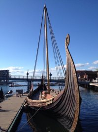 Каждое лето можно видеть копии драккаров в норвежском Тёнсберге:) 
Второй поменьше...этот интересней.