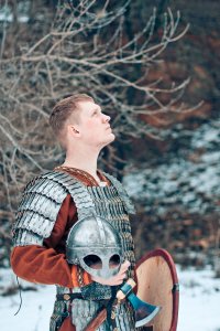 статья забавная, некоторые фотки интересные, но этот реконструктор (1 фото) повторяемый аж два раза - это как слушать скрип напильника по стеклу -у него ламеллярные наплечники сделаны "вверх ногами" и из за этого шнуровку пришлось "вытягивать" иначе пластины не "ходят" - на самом деле вот как должен выглядеть ламелляр (2 фото)