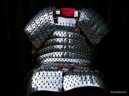 статья забавная, некоторые фотки интересные, но этот реконструктор (1 фото) повторяемый аж два раза - это как слушать скрип напильника по стеклу -у него ламеллярные наплечники сделаны "вверх ногами" и из за этого шнуровку пришлось "вытягивать" иначе пластины не "ходят" - на самом деле вот как должен выглядеть ламелляр (2 фото)