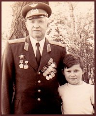 Деда... С самого начала с 22 июня и до сентября 1945 го. Есть фото где он в Полтаве с американцами. Закончил войну в сентябре - на Дальнем Востоке, там бабка его захамутала  :)
Особенность которой наградил - цветоанамал. 
Когда поступал из Туркменистана - выучил всю книжку проверочную на дальтонизм наизусть.   
Носил всегда только боевые.