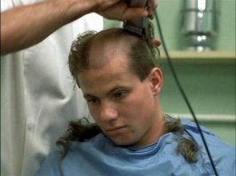 Вдвоем за 13 часов они еле расчесали волосы школьницы в депрессии