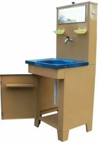 сверху крышка открывалась и  от ведра до двух воды влезало. Внутри оцинкованной жестью обито. Под трубу слив, внутри тумбы ставилось ведро.