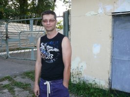 Служил под Смоленском 84-86. Был на гауптвахте, в Смоленске, за самоволку. В первую же ночь будят и -"Желающие спать до завтрака-поднимайтесь. Работа на час." Подъём в 5-00, а завтрак сильно позже. Может в 8.00-8.30 примерно.Может и в 9.00 . Не помню уже. Встаю. Повезли на аэродром. От туда-гроб с Афгана в военкомат отвезли. Днём яму какую-то долбили во дворе (зима была). Кормили -вроде как с офицерской столовой. Просто отлично. Куски курицы. Хороший гарнир. Картошку-пюре водой не разбавляли. Компот. Ни кто нас не тиранил. Работали, ели, сидели. Ни строевой, ни беспрелела. По окончанию срока попросил продлить. Начкар сказал что больше чем до 10 суток продлить не может. На том и сошлись.)) Кто подумает что придумываю-зря. Всё так и было. Кое какие мелочи может и путаю, но в общем всё было именно так. Это я у КПП части, а следующая-то же место через 30 лет.