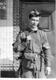 Служил под Смоленском 84-86. Был на гауптвахте, в Смоленске, за самоволку. В первую же ночь будят и -"Желающие спать до завтрака-поднимайтесь. Работа на час." Подъём в 5-00, а завтрак сильно позже. Может в 8.00-8.30 примерно.Может и в 9.00 . Не помню уже. Встаю. Повезли на аэродром. От туда-гроб с Афгана в военкомат отвезли. Днём яму какую-то долбили во дворе (зима была). Кормили -вроде как с офицерской столовой. Просто отлично. Куски курицы. Хороший гарнир. Картошку-пюре водой не разбавляли. Компот. Ни кто нас не тиранил. Работали, ели, сидели. Ни строевой, ни беспрелела. По окончанию срока попросил продлить. Начкар сказал что больше чем до 10 суток продлить не может. На том и сошлись.)) Кто подумает что придумываю-зря. Всё так и было. Кое какие мелочи может и путаю, но в общем всё было именно так. Это я у КПП части, а следующая-то же место через 30 лет.