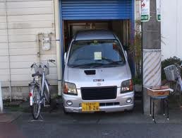 "Японцы водят большие машины. Сити кары невозможно встретить даже в тесном Токио, зато джипов очень много."
Ага, каждый второй на лимузине ездит:)