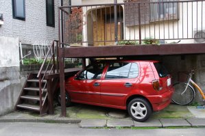 "Японцы водят большие машины. Сити кары невозможно встретить даже в тесном Токио, зато джипов очень много."
Ага, каждый второй на лимузине ездит:)