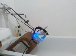 Когда база чайника упадет в ванну,все равно будет нужна горячая вода, чтобы отмыть ванну